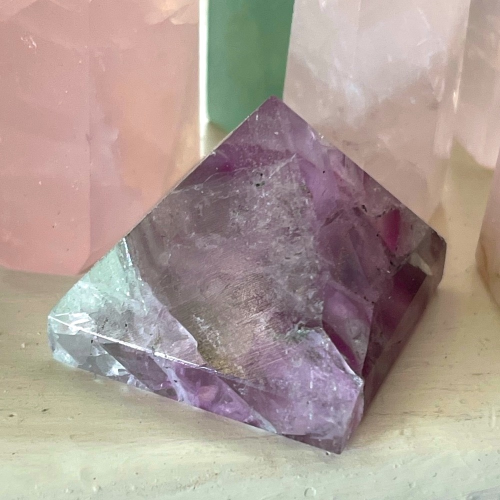 Genuine fluorite gemstone pyramid - Picture 2 of 3